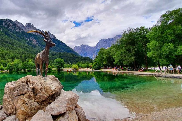 Jezero Jasna, ogledalo Julijskih Alpa slovenija