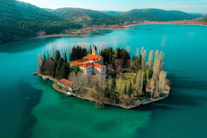 Visovac, diskretna duhovnost Nacionalnog parka Krka