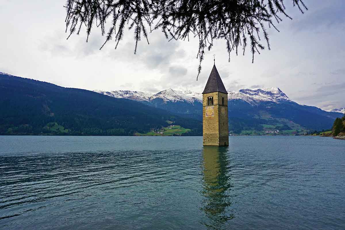 Lago di Rešia, crkveni toranj usred jezera