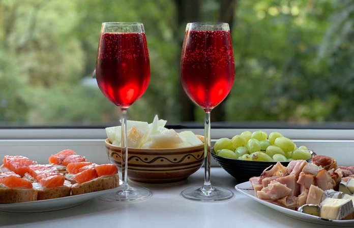 Aperitivo, meze na italijanski način hrana Aperitivo, meze na italijanski način hrana