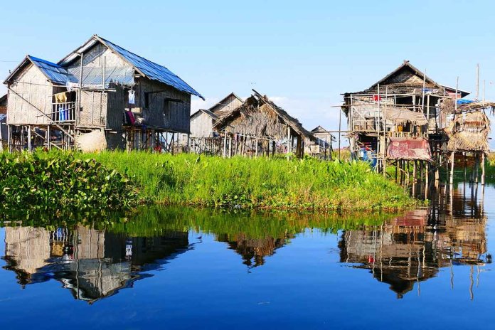 Plutajuće Selo na jezeru Bokodi sojenica kuća na vodi