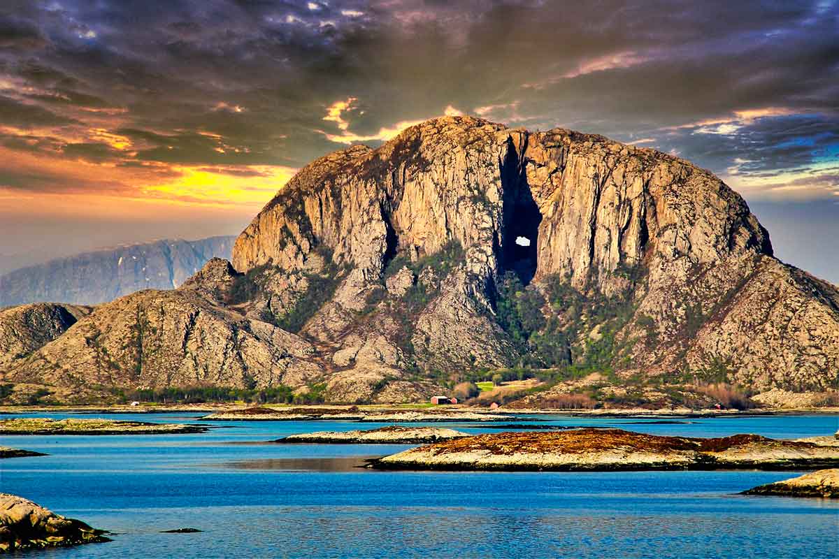 Torgaten - Norveška planina sa rupom