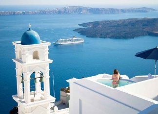 Grčka beleži rekordnu turističku sezonu Bazen grčka santorini hotel