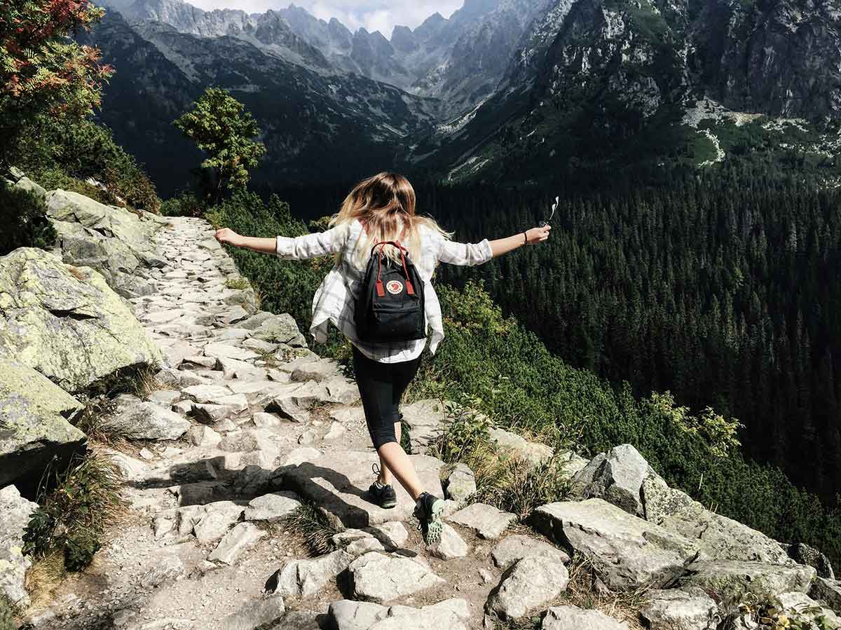 Devojka turizam planina priroda