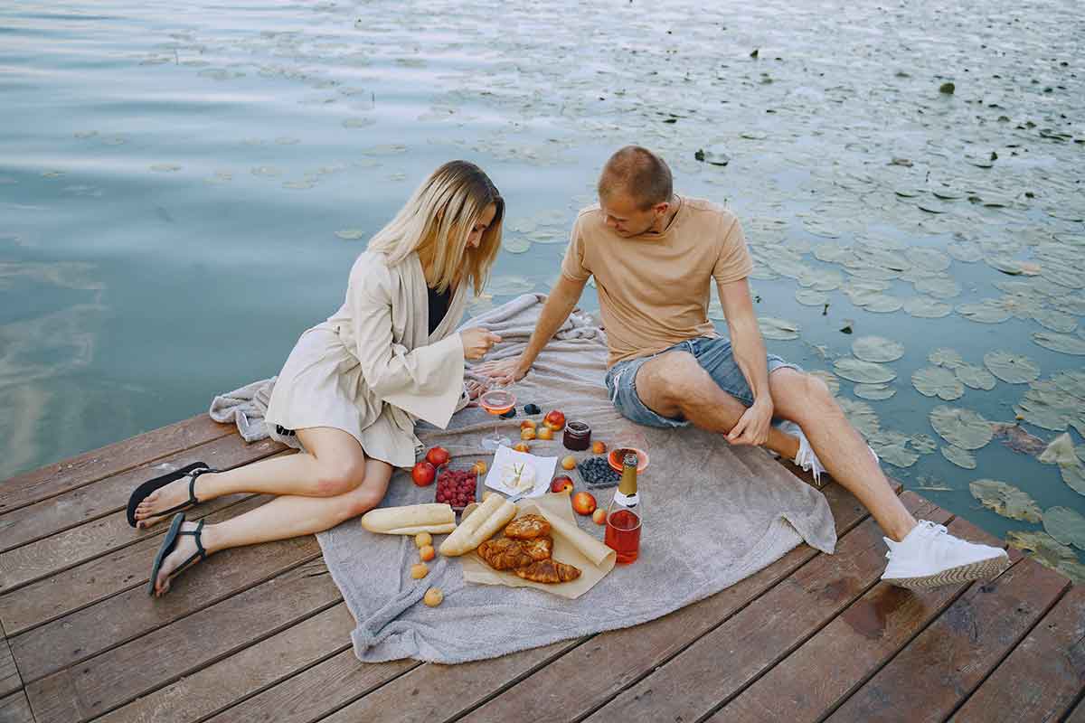 Piknik pored vode more odmor hrana