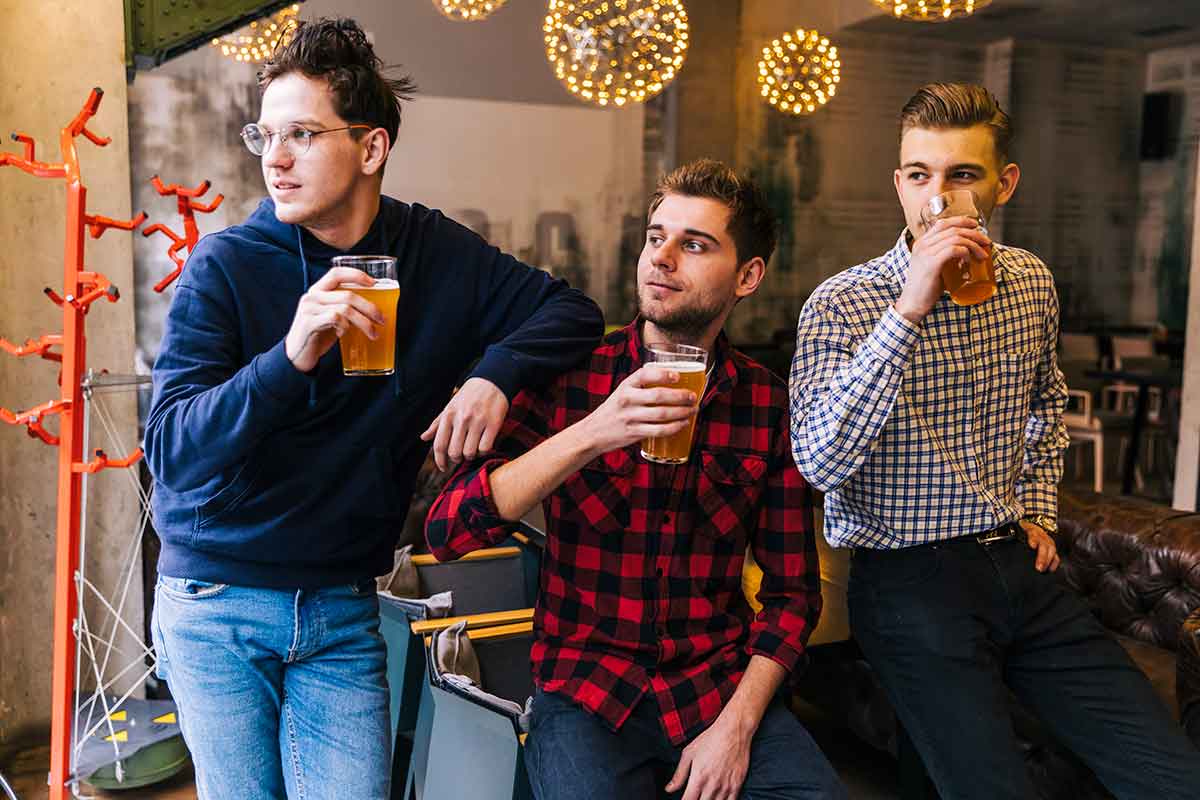 Gen Z i alkohol mladi hipsteri piju društvo