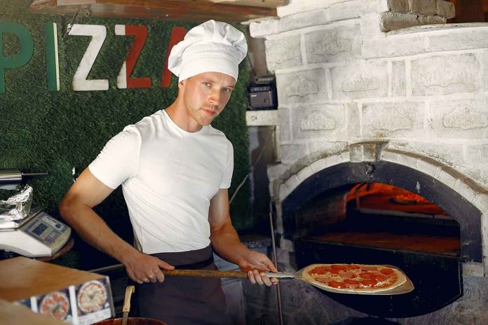 Piza majstor pravljenje pice pecenje