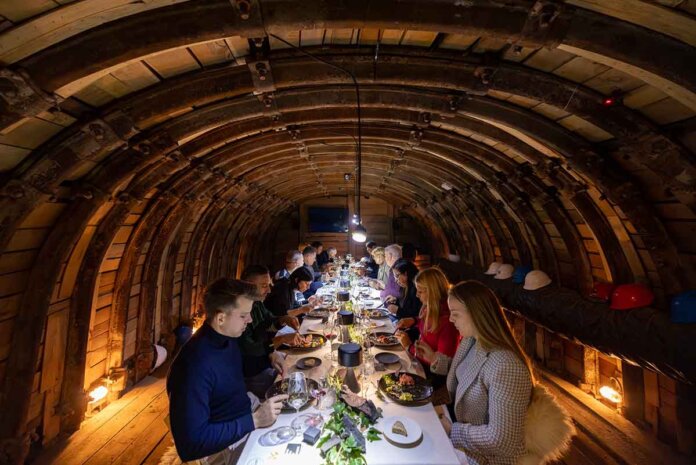 “Fine-dining restoran” 160 m ispod zemlje – Vožnja najstarijim liftom Slovenije do najdublje trpezarije Evrope (1)