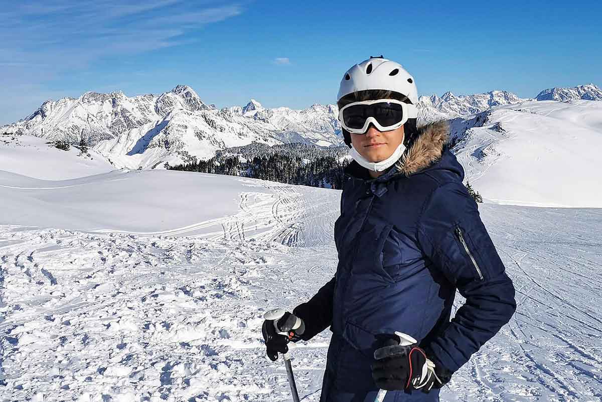 Skijanje ski kacige šlem planina sneg