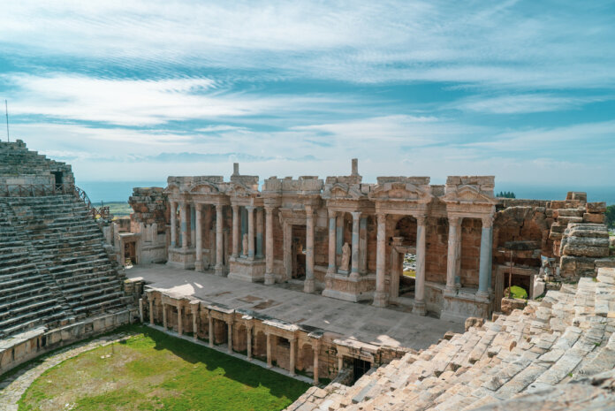01 Hierapolis Antik Tiyatro (8)