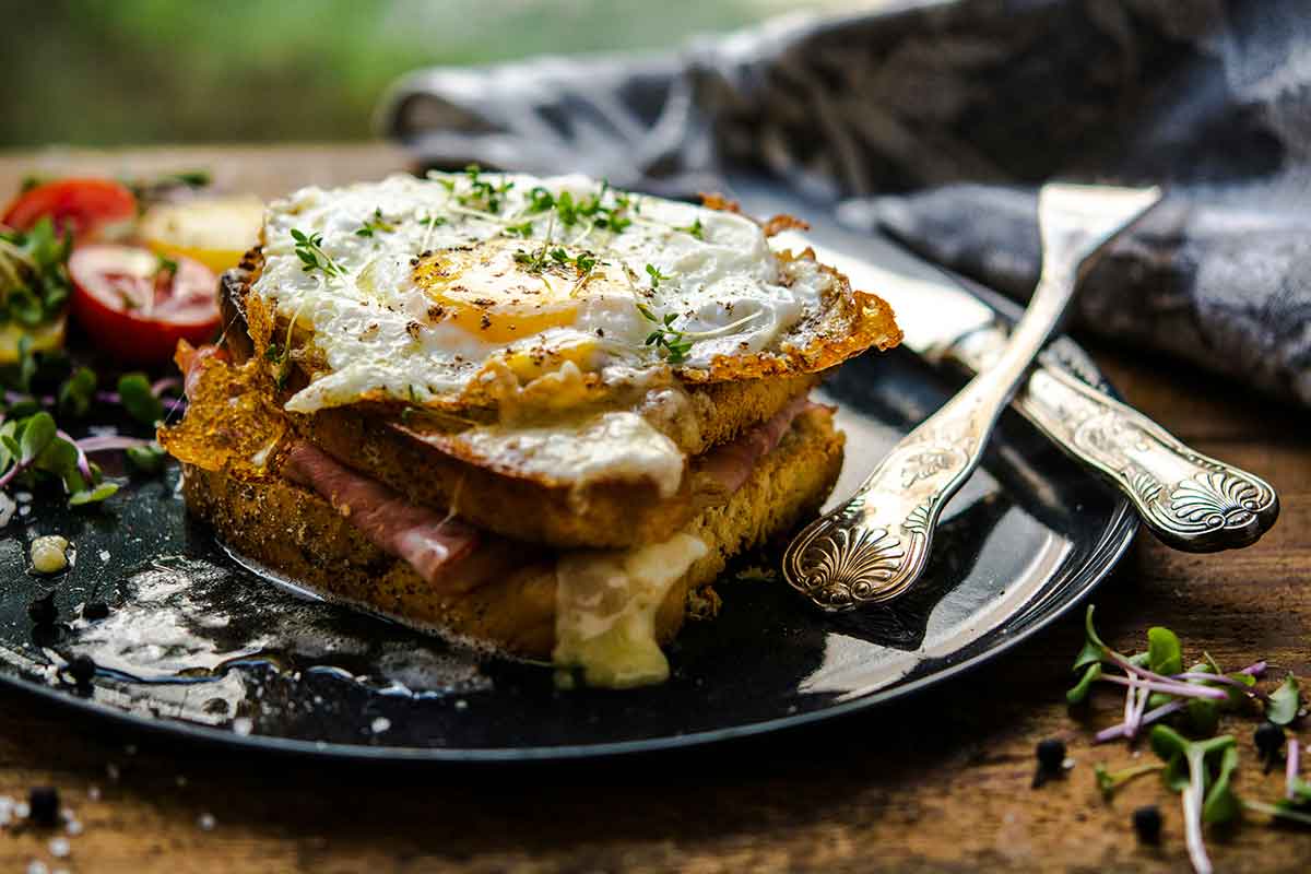 Croque monsieur sendvič tost sa jajetom