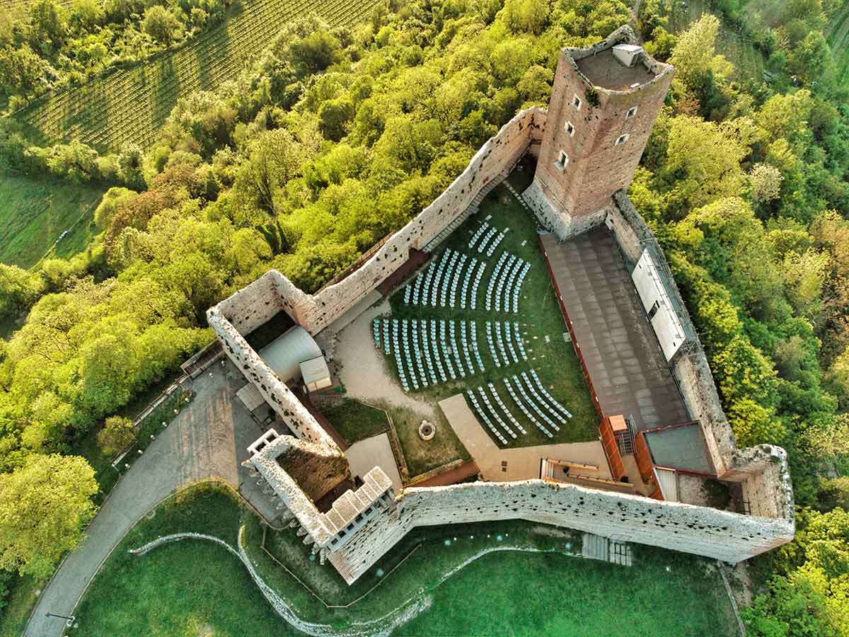 Dvorci Romea i Julije u predgrađu Vićence