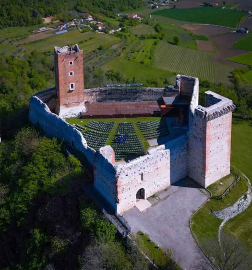 Dvorci Romea i Julije u predgrađu Vićence