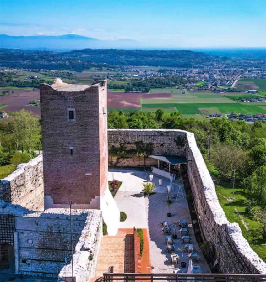 Dvorci Romea i Julije u predgrađu Vićence