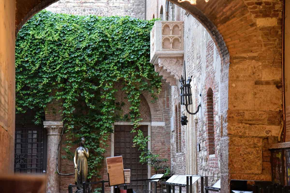 Dvorci Romea i Julije u predgrađu Vićence