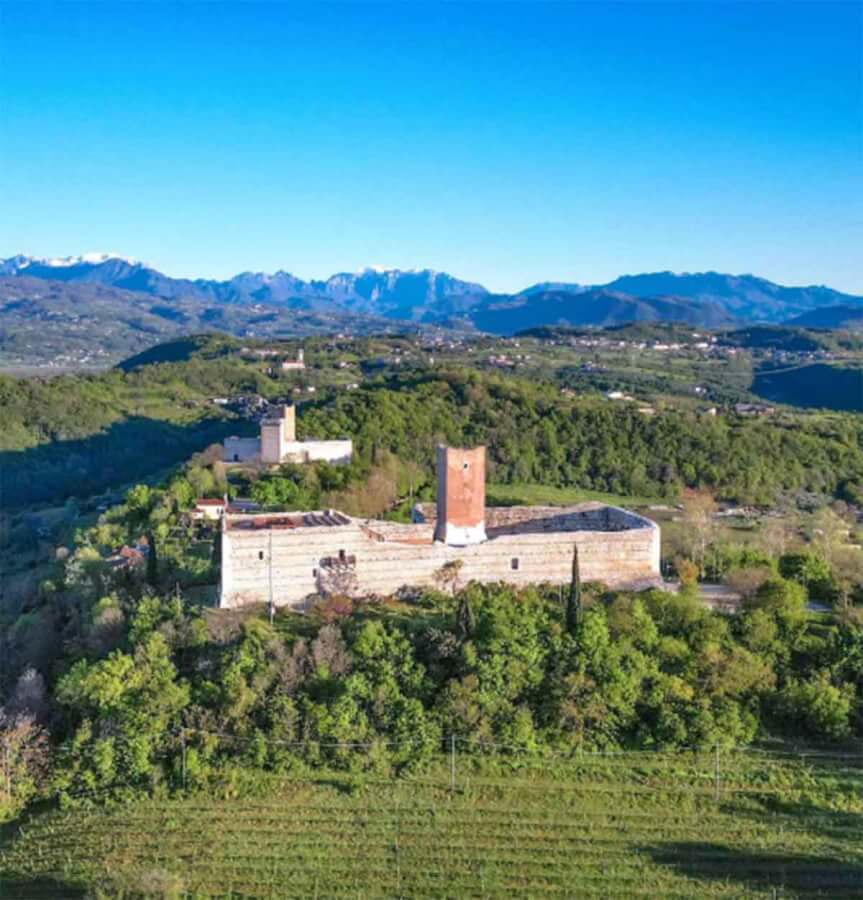 Dvorci Romea i Julije u predgrađu Vićence