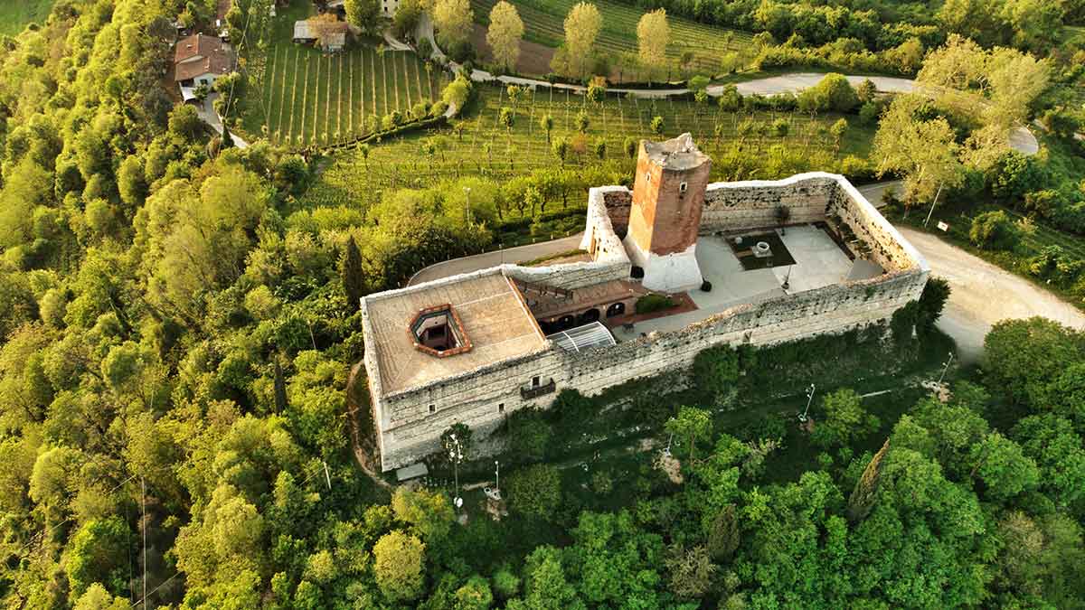 Dvorci Romea i Julije u predgrađu Vićence