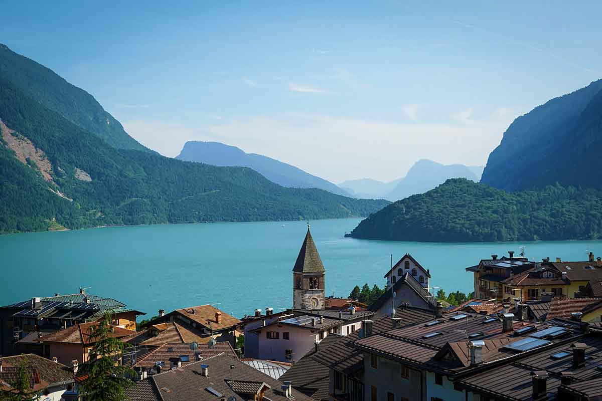 Lago di Molveno jezero molveno italija dolomiti trentino