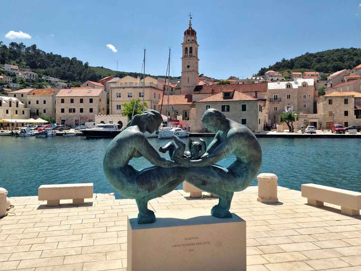 Pučišća – mesto nastalo između ljubavi kamena i mora